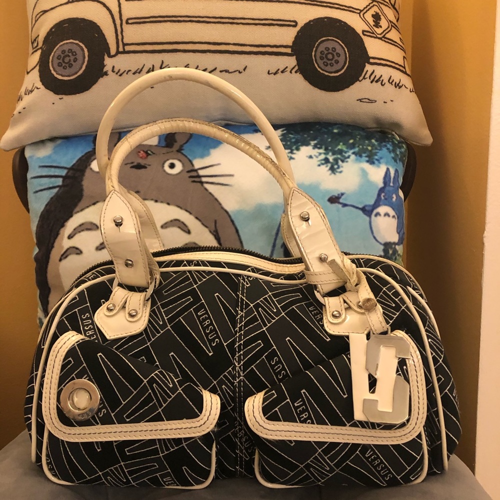 Preloved Versus sport black and white bag